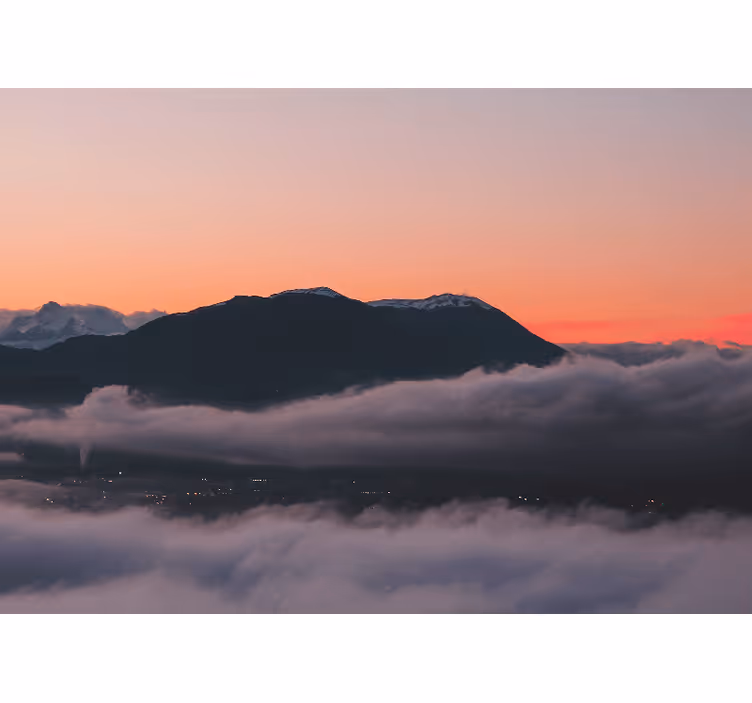 Fotomurais de paisagens Nascer do sol nublado nas montanhas - TenStickers