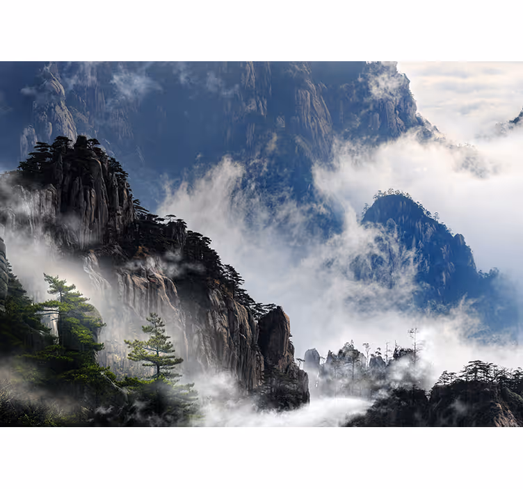 Fotomurais de paisagens Montanhas escuras com nevoeiro ao anoitec - TenStickers