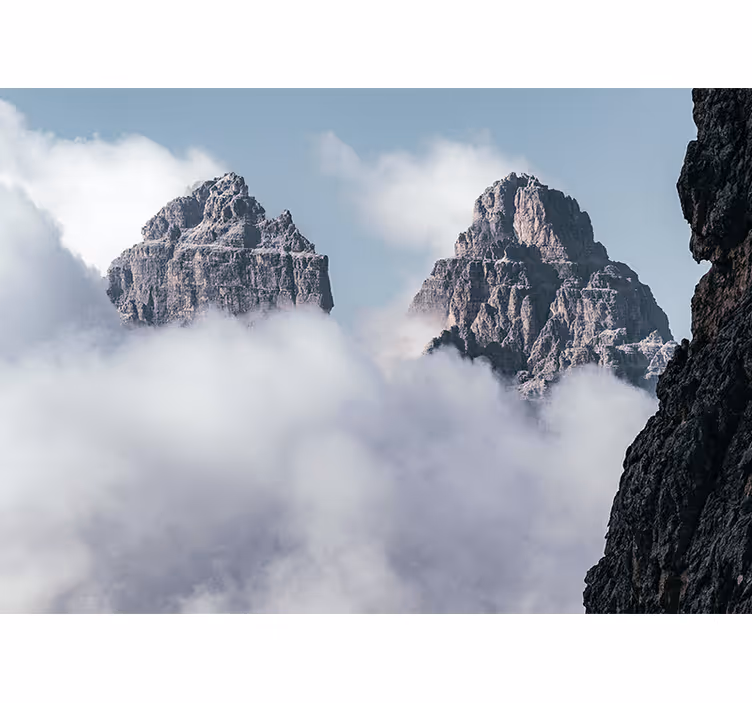 Mural de parede montanha picos majestosos acima das nuvens - TenStickers