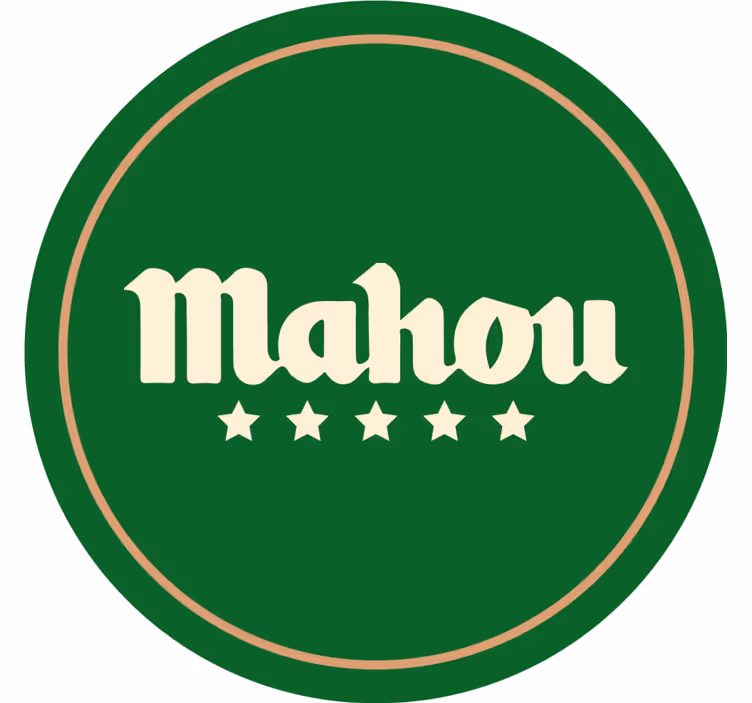 Bases para copos de cerveja Logotipo mahou em uma mesa posta - TenStickers
