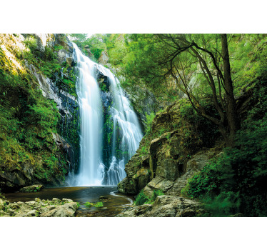 Impressão em tela de cachoeira que apresenta uma bela imagem de uma cachoeira natural no fundo de uma floresta verde. Fácil de aplicar.