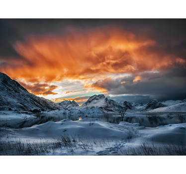 Uma incrível arte em tela de paisagem de montanha com manta de neve nas montanhas. Acima da montanha há nuvens com o pôr do sol. é original e duradouro.