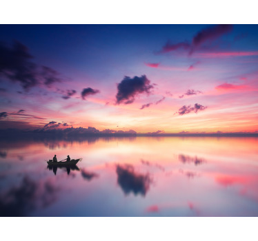 Impressão de tela doméstica de alta qualidade, produtode hospedagem de um lago ao pôr do sol. Você pode ver as pessoas andando de canoa no lago.