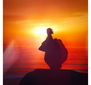 Mulher na tela da paisagem da praia. Fundo por do sol detalhado com mulher e uma bela aparência. Obtenha com envio imediato!