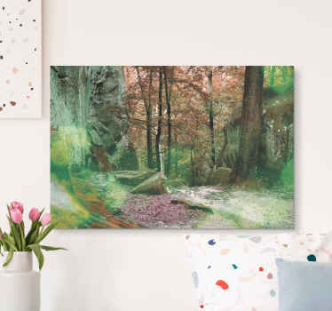 Impressão em tela da floresta que apresenta uma bela imagem de uma clareira em uma floresta com um pequeno penhasco rochoso ao lado dela.