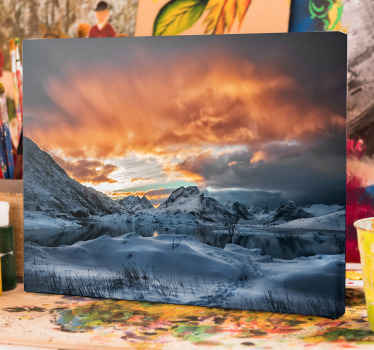 Uma incrível arte em tela de paisagem de montanha com manta de neve nas montanhas. Acima da montanha há nuvens com o pôr do sol. é original e duradouro.