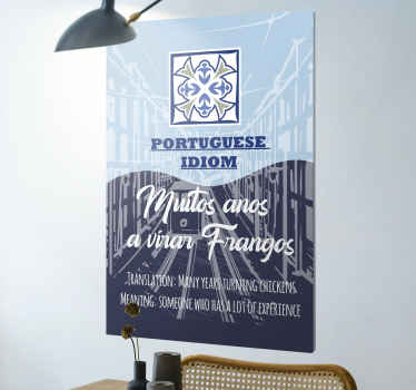 Português dizendo tela de citação de chefe de tradução. Fundo azul claro com montanha, motivo de azulejos e ditado popular.