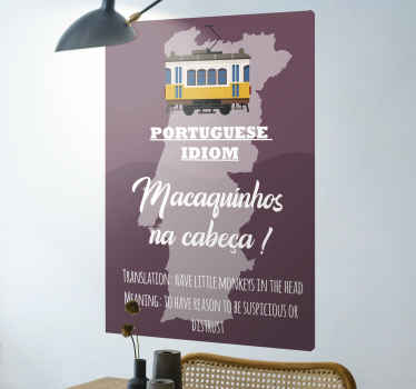 Arte da parede da lona da citação portuguesa suspeita. Fundo roxo com motivo do mapa e vagão amarelo. Legenda de texto em branco. Inscreva-se com 10% de desconto!