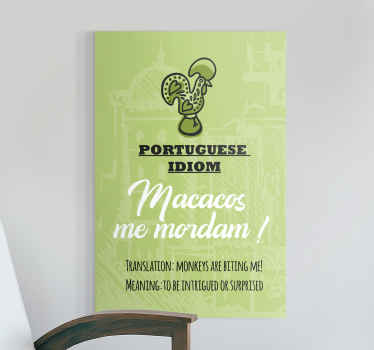 Português dizendo que a tradução surpreendeu a tela. Fundo verde claro com galo preto e legenda engraçada. Envio imediato!