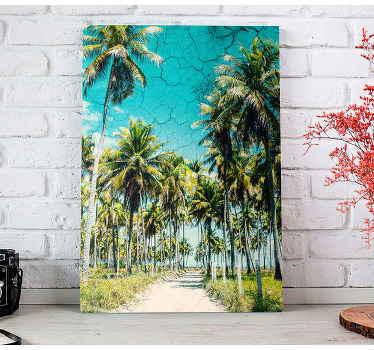 Paisagem com tela de palmeira para sala de estar. Textura com rachaduras e céu. Muitas árvores em um passeio pela praia. Obtenha remessa imediata!