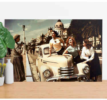 Quatro mulheres com fotos de tela de um carro para sala de estar. Cidade detalhada. Carro antigo com garotas dentro. Obtenha com frete imediato!
