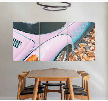 Impressão de parede vintage com a ilustração de um lindo produtode carro rosa, ótimo para dar um toque retro às paredes do seu quarto ou sala de estar.