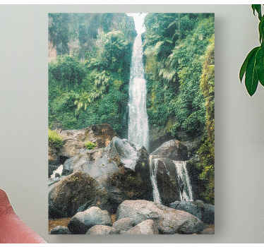 Cachoeira caindo sobre uma tela de paisagem rochosa. Floresta verde com cachoeira e fundo de rocha. Decorar. Obtenha remessa imediata!