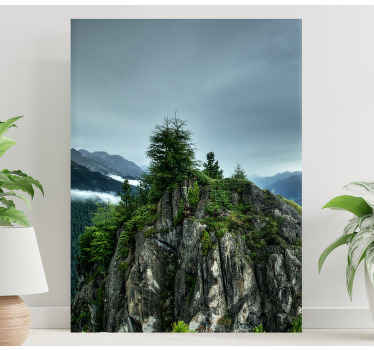 única pedra na tela da paisagem da floresta verde. Projeto com topo de montanha com árvores e céu nublado. Decorar. Obtenha remessa imediata!