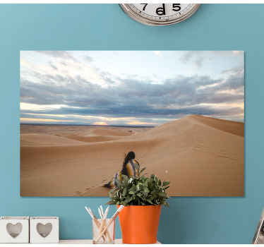 Garota solitária na tela da paisagem do deserto. Paisagem detalhada durante o dia com uma garota. Decore e receba frete imediato!