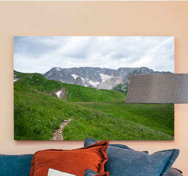 Vista na tela de paisagem de trilha de montanha. Projeto de montanha detalhado com uma estética incrível. Obtenha-o com envio imediato.