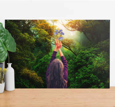 Mulher roxa rodeada por natureza fotomural. Dê às suas velhas paredes algo revigorante para olhar todos os dias. Entrega ao domicílio!