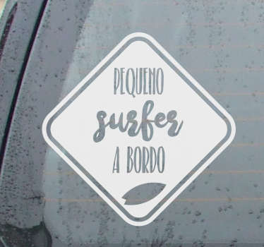 Autocolante para carro Pequeno a Bordo. Proteja o seu bebe com este vinil autocolante de qualidade por um preço atrativo.