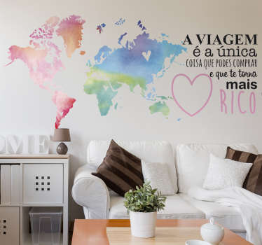 Mural de parede com mapa colorido e com texto pensado para qualquer turista: "A viajem é a única coisa que podes comprar e que te torna mais rico".
