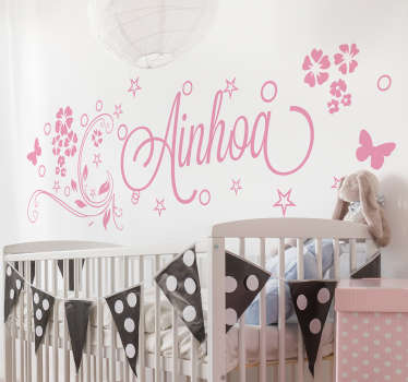 Preencha os espaços vazios da sua parede com este autocolante personalizado com estilo floral em que colocará o nome da sua flor lá de casa.