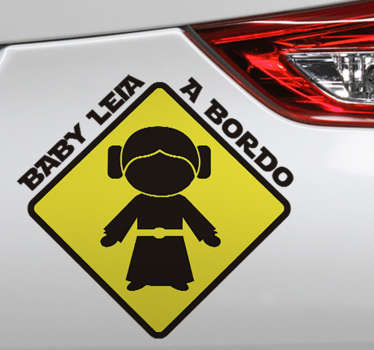 Se fores fã da saga de filmes Star Wars, temos o perfeito autocolante para carro para ti, com uma imagem da Baby Leia a bordo.