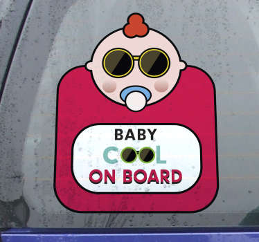 Decore o seu carro com este estiloso autocolante decorativo ‘’baby cool on board’’ e deixe os outros condutores por não terem o mesmo sticker.