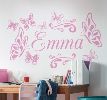 Autocolantes decorativos para quarto infantil com borboletas e a possibilidade de o personalizar. Material resistente.