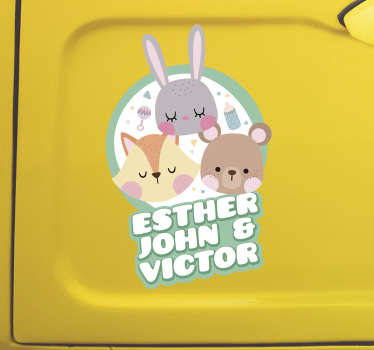 Autocolante bebé a bordo para três nomes, perfeito para os veículos das famílias numerosas! Vinil anti-bolhas e anti-vincos.