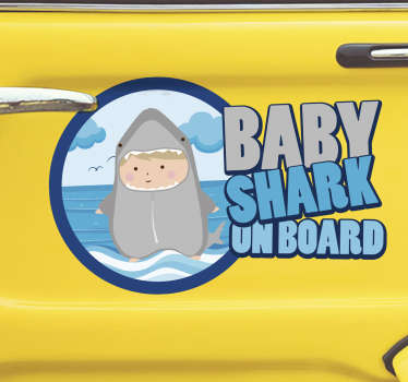 Decore o seu carro com este fantástico autocolante a bordo no tema da música icónica chamada baby shark! Escolha o seu tamanho