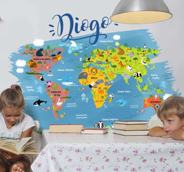 Autocolante decorativo infantil mapa mundo com animais é a forma perfeita para os seus pequenos iniciarem o seu conhecimento em geografia mundial.