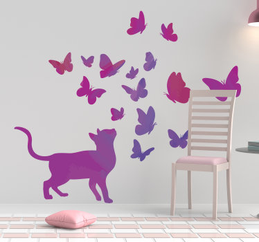 Magnífico autocolante decorativo de gatos com a silhueta em tonalidades rosa e roxa de um gato a admirar as borboletas que voam por cima dele.