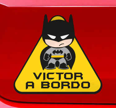 Autocolante decorativo personalizado para automóveis da nossa colecção de autocolantes para crianças a bordo de veículos. é fácil de aplicar e de alta qualidade.