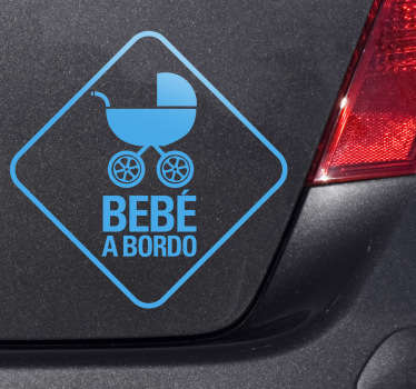 Sticker decorativo ilustrando um carrinho de bebé, juntamente com o texto "Bebé a Bordo", ideal para decorar o seu carro.
