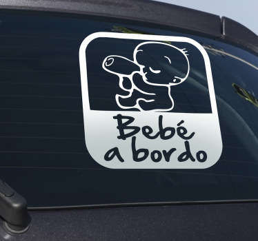 Autocolante para carro original ilustrando um pequeno bebé a beber leite do biberão, juntamente com a frase "Bebé a bordo".