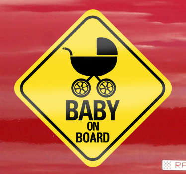Sticker decorativo ilustrando a frase "Baby on Board" e um ícone de um carrinho de bebé. Fácil de aplicar e de remover.