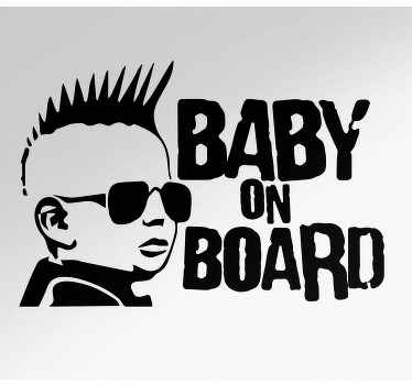 Deixe outros pilotos de estrada serem notificados sobre seu passageiro rockstar bebê andando com você em seu carro, decorando este vinil autocolante decorativo de bebê a bordo em seu carro.