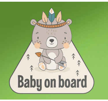 autocolante de bebê a bordo com a ilustração de um ursinho com arco e flecha e a frase "bebê a bordo" um desenho super original.