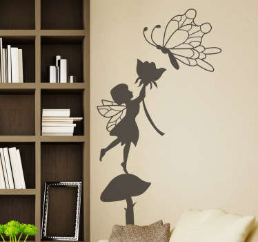 Adesivo de parede de uma fada a oferecer no cimo de um cogumelo, uma flor à sua amiga borboleta. Vinil decorativo ideal para crianças.
