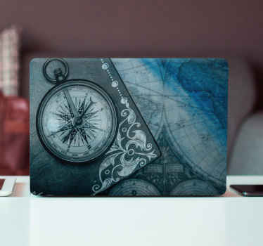 Bússola velha na autocolante do pc de fundo azul para os amantes das viagens. é lindo, original e muito fácil de aplicar. é original e fácil de aplicar.
