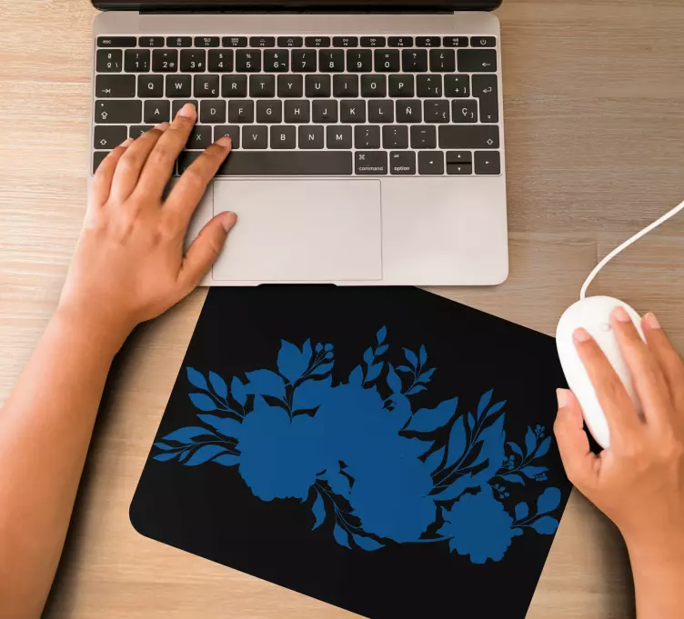 Tapetes de rato originais Flores azuis com fundo preto - TenStickers