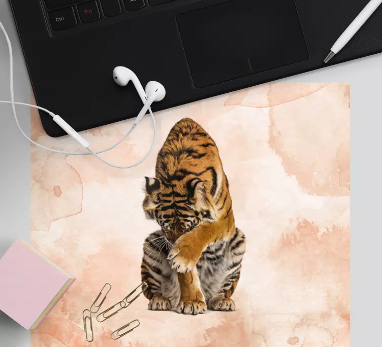 Tapetes de rato originais Tigre lambendo sua pata tapete de rato - TenStickers
