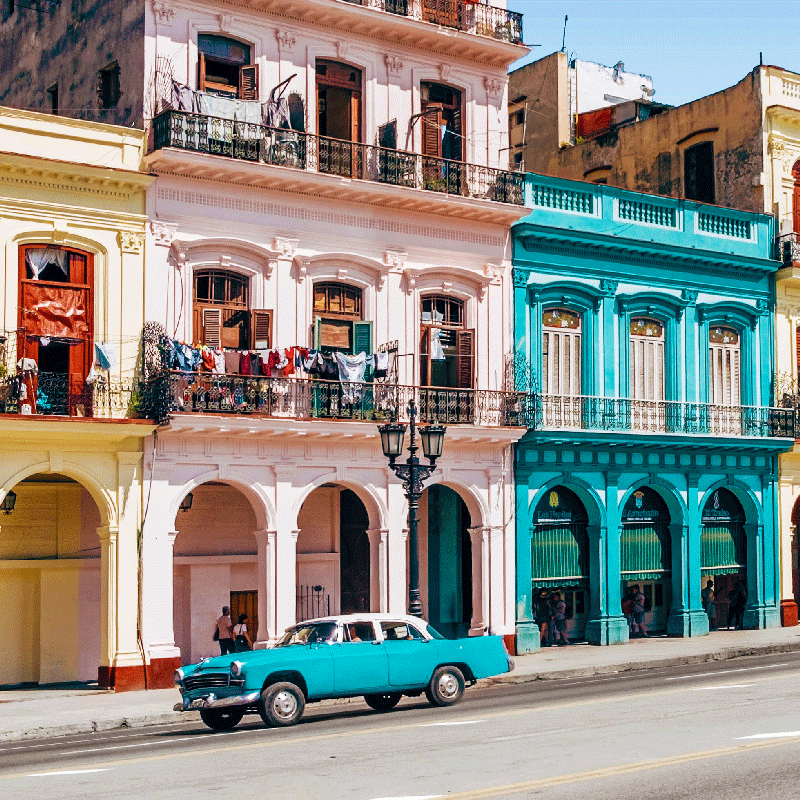 Poster para sala com design de rua e carros azul e rosa - TenStickers