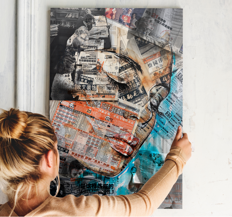 Quadro de arte Rosto de mulher nos jornais - TenStickers