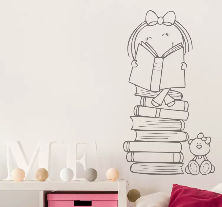 Adesivo infantil menina em cima de livros - TenStickers