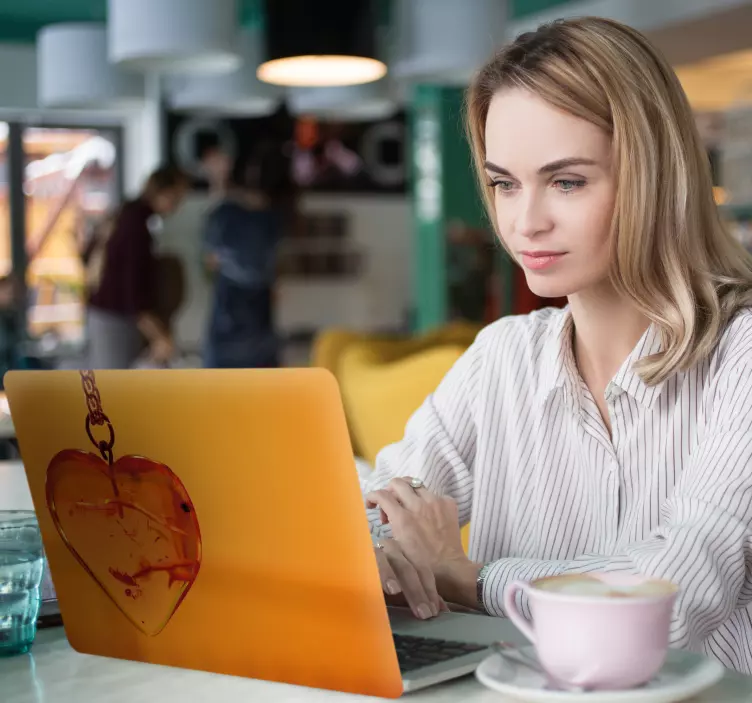 Adesivo para laptop pingente de coração - TenStickers