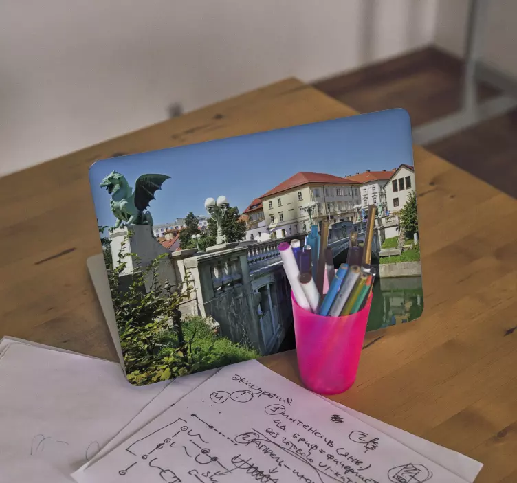 Adesivo para laptop vista da ponte do dragão - TenStickers