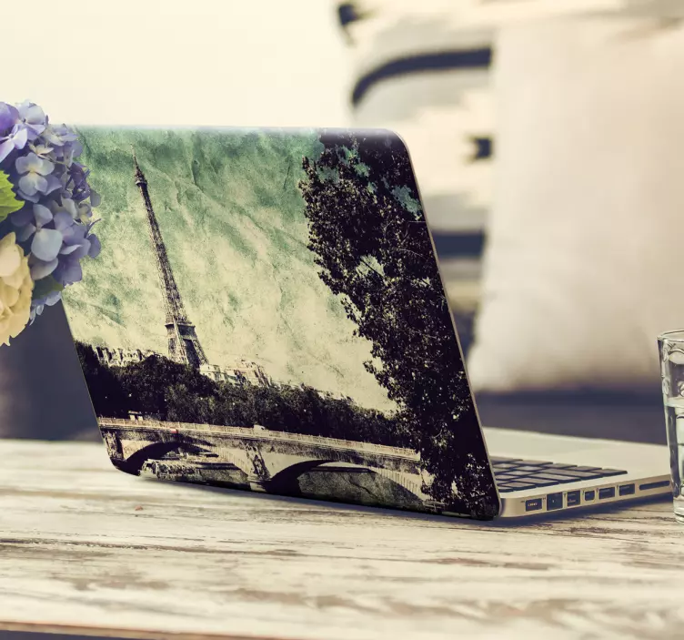 Adesivo para laptop vista da torre eiffel - TenStickers