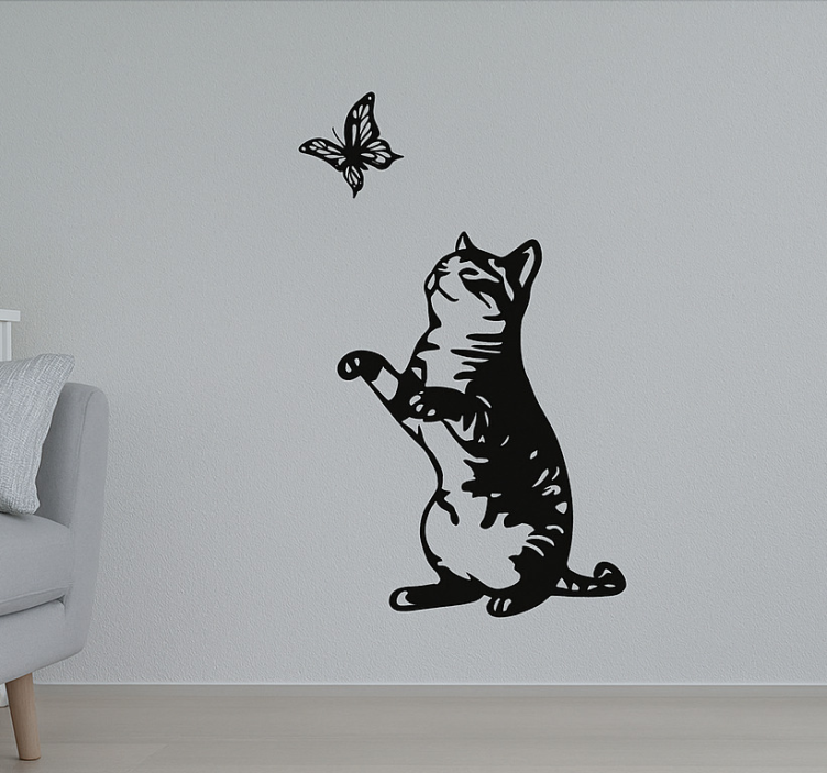 Adesivo sala de estar gato brincalhão com borboleta - TenStickers