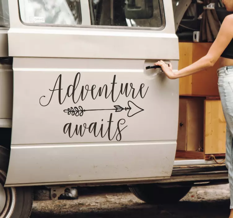 Autocolante para carros Adventure Waits caligrafia - TenStickers