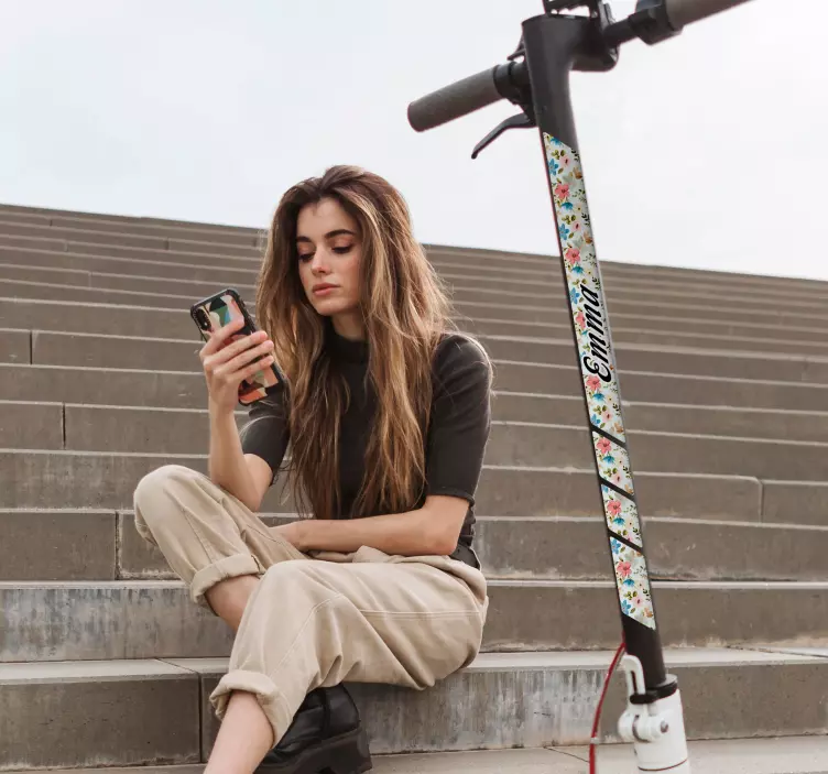 Autocolante para patinete patins de Flores com Nome - TenStickers